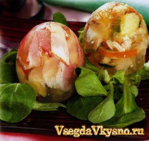 Ассорти из заливных яиц с карбонатом и болгарским перцем