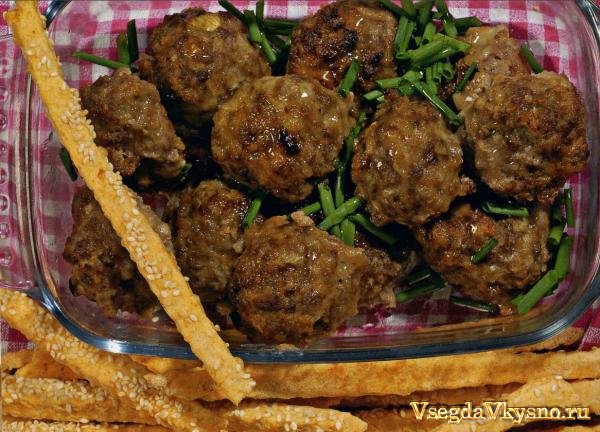 Мясные котлетки с сырными палочками