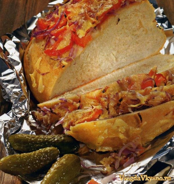 Каравай, запеченный с томатами и луком