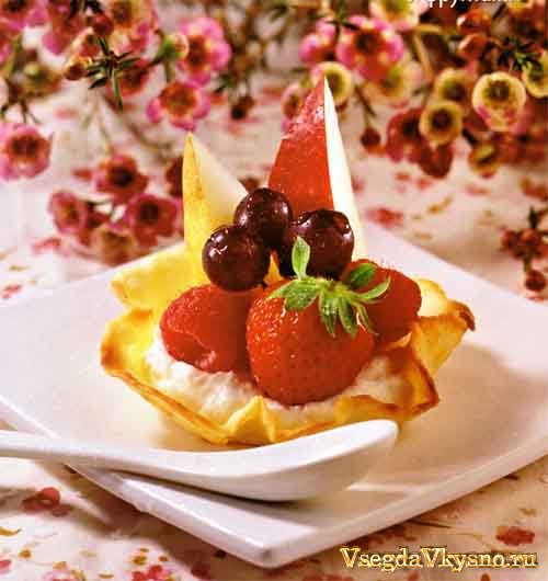 Корзиночки с творожным кремом и фруктами