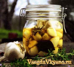 Чеснок, маринованный зубчиками