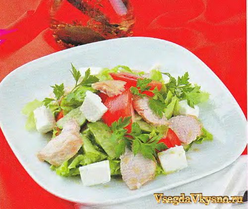 Салат с копченой курицей и сыром фета