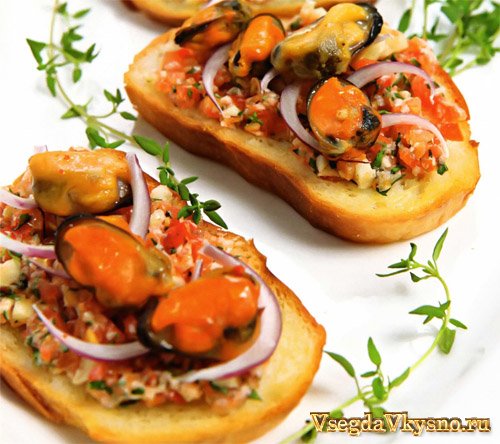 Брушетты с сыром помидорами и мидиями (бутерброды)