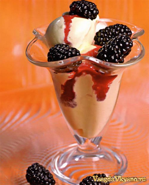 Мороженое с кулиссой из ежевики