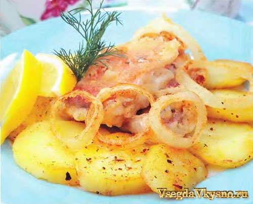 Жаренный хек с луком фри