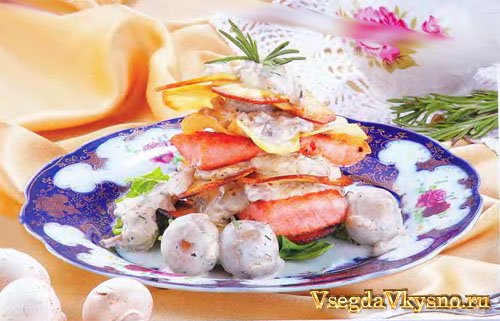 Семга с картофелем и грибным соусом