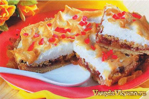 Торт с изюмом и безе