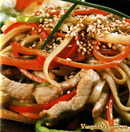 Свинина с овощами под кунжутным соусом