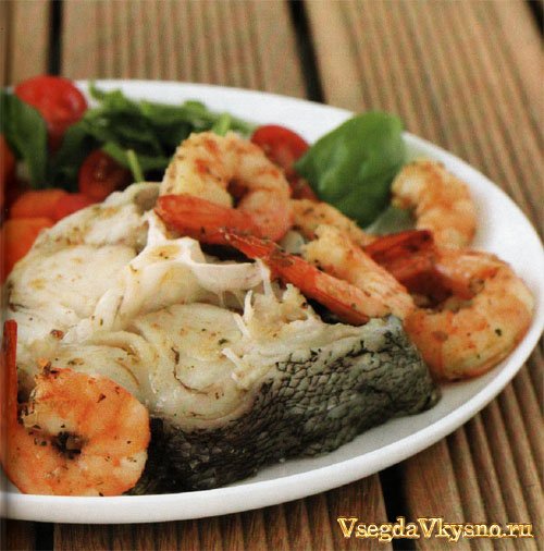 Вареная рыба с креветками и овощами