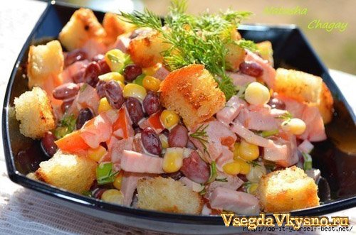 Салат с фасолью и сухариками