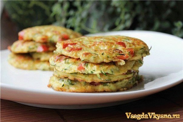Кабачковые оладьи с болгарским перцем и сыром