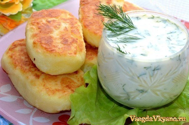 Картофельные котлеты с соусом