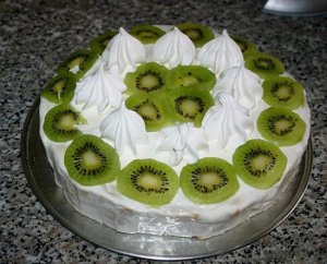 Творожный торт с киви, курагой и изюмом