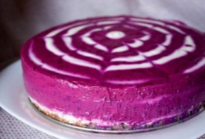 Творожный торт с черникой без выпечки