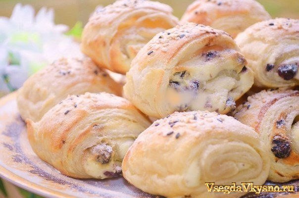 Слойки с начинкой из творога с изюмом