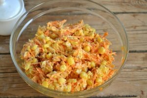 Салат с корейской морковкой и копченой курицей