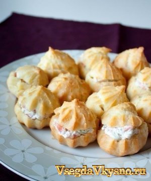 Профитроли со сливочным сыром и лососем